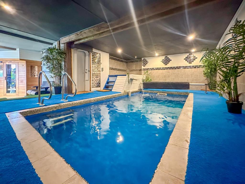 สระว่ายน้ำที่อยู่ใกล้ ๆ หรือใน Beautiful 5-Bed House in Isigny-le-Buat