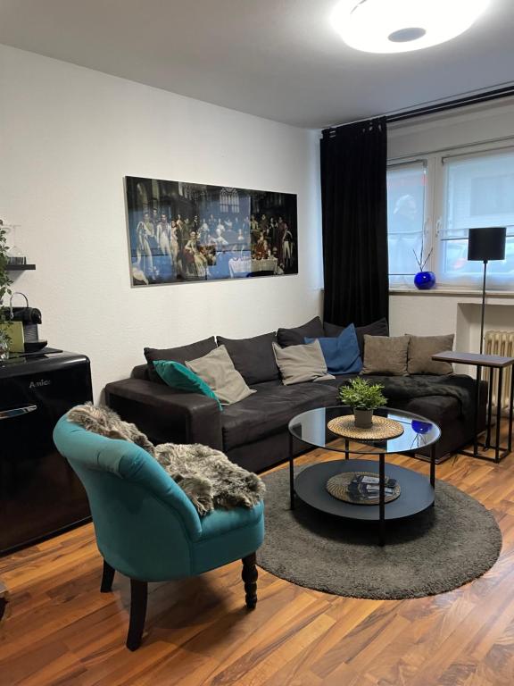 sala de estar con sofá y mesa en Köln Apartment II, en Colonia