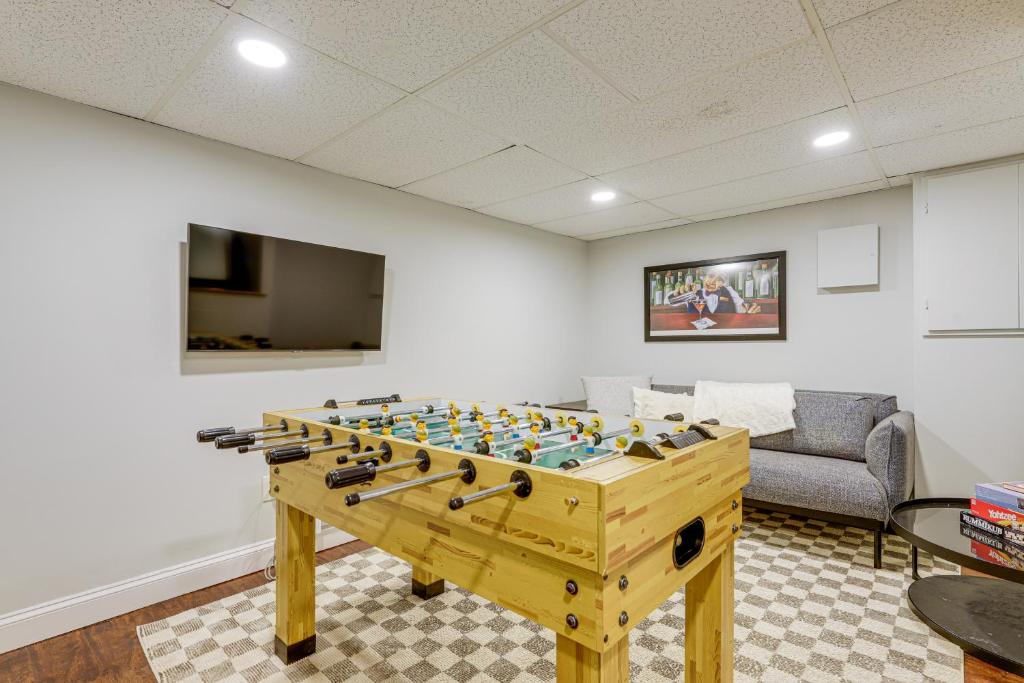 una mesa de futbolín en una habitación con sofá en Niantic Duplex with Deck Less Than 1 Mi to Beach and Boardwalk, en Niantic