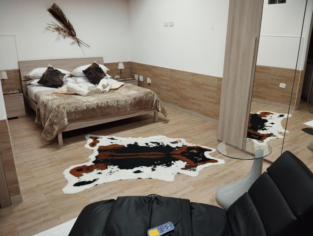 een woonkamer met een bed en een spiegel bij Affittacamere Vicino al Porto in Porto Torres