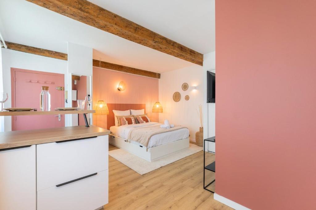 En eller flere senge i et værelse på Old Lille - Functional studio at the Quai du Wault