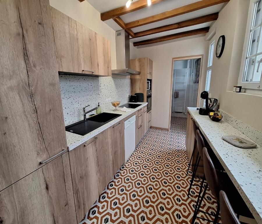 eine Küche mit einer Spüle und einer Arbeitsplatte in der Unterkunft La Jacquerie in Baye