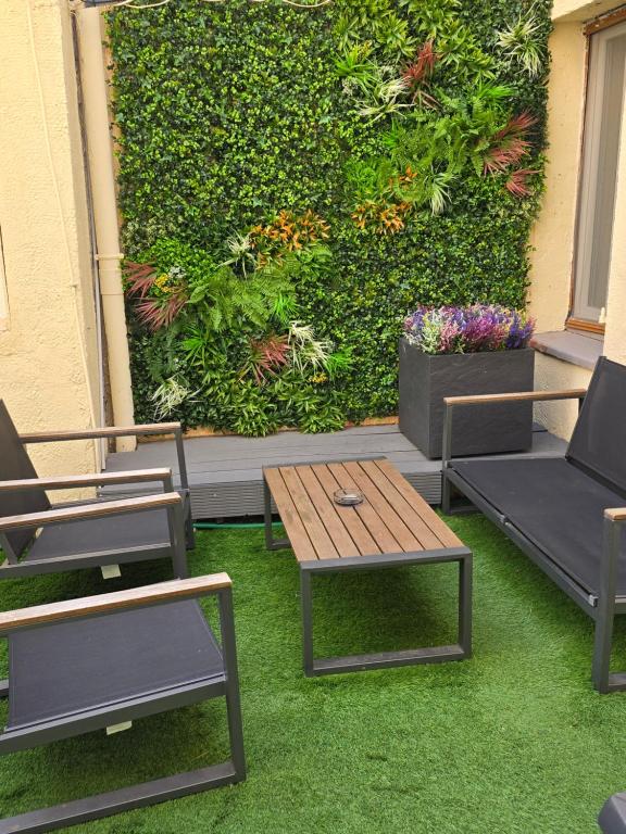 a group of chairs and a table in front of a wall at MAISON CLIMATISEE ,2 CHAMBRES, PARKING compris in La Ciotat