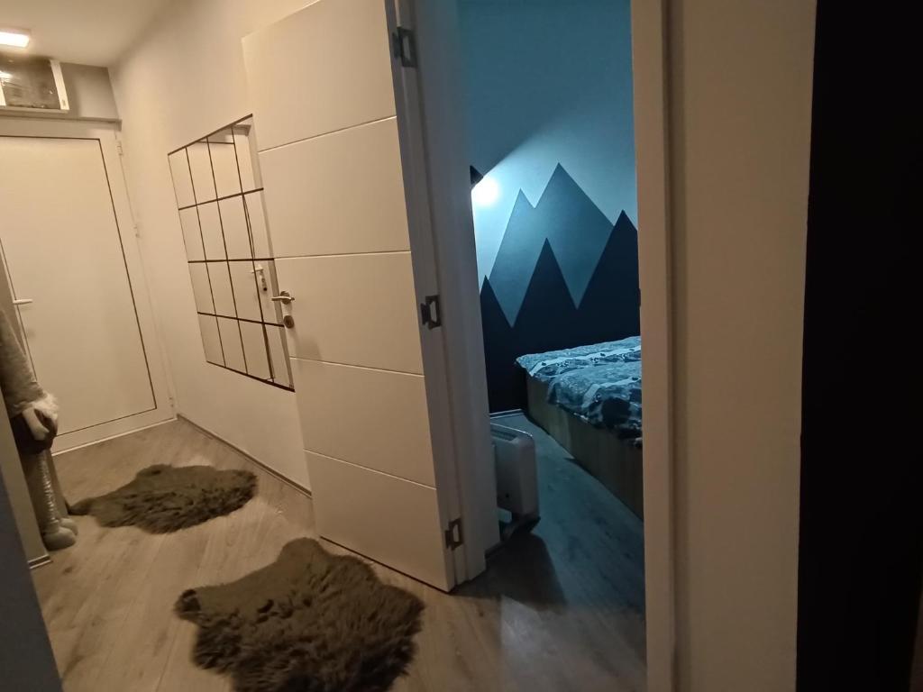 Habitación con puerta que da a un dormitorio con cama en Apartment Triangle, en Divčibare