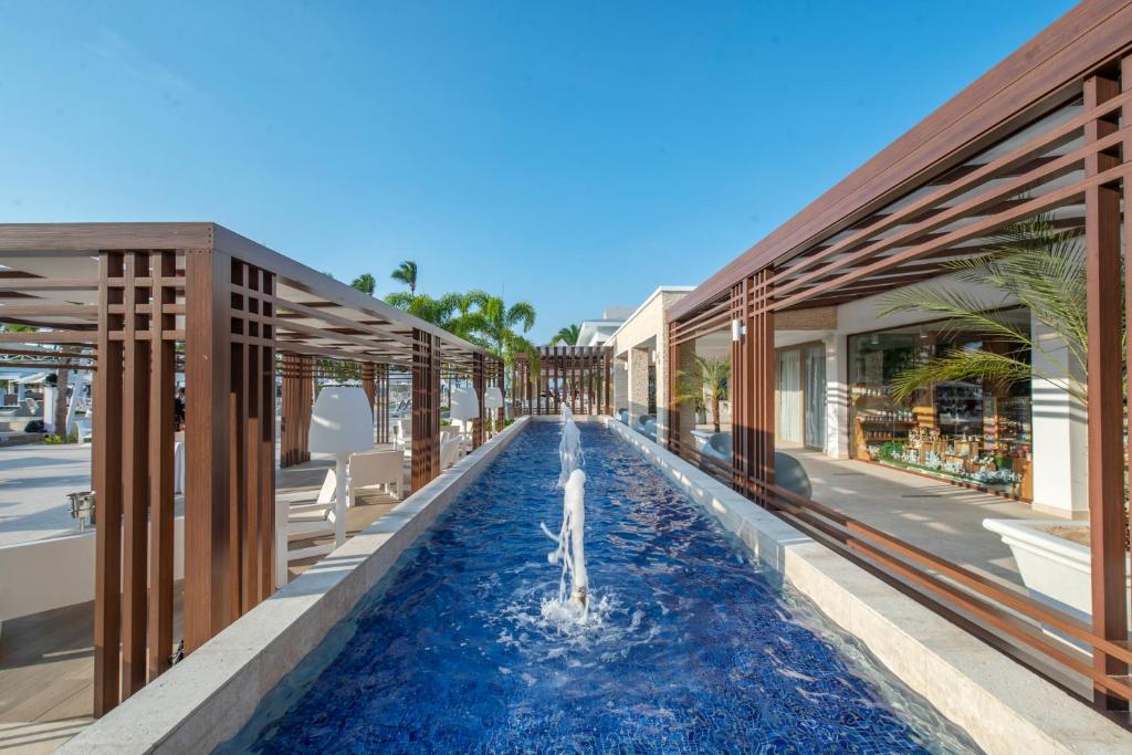 Bazén v ubytování Bahia Principe Grand El Portillo - All Inclusive nebo v jeho okolí