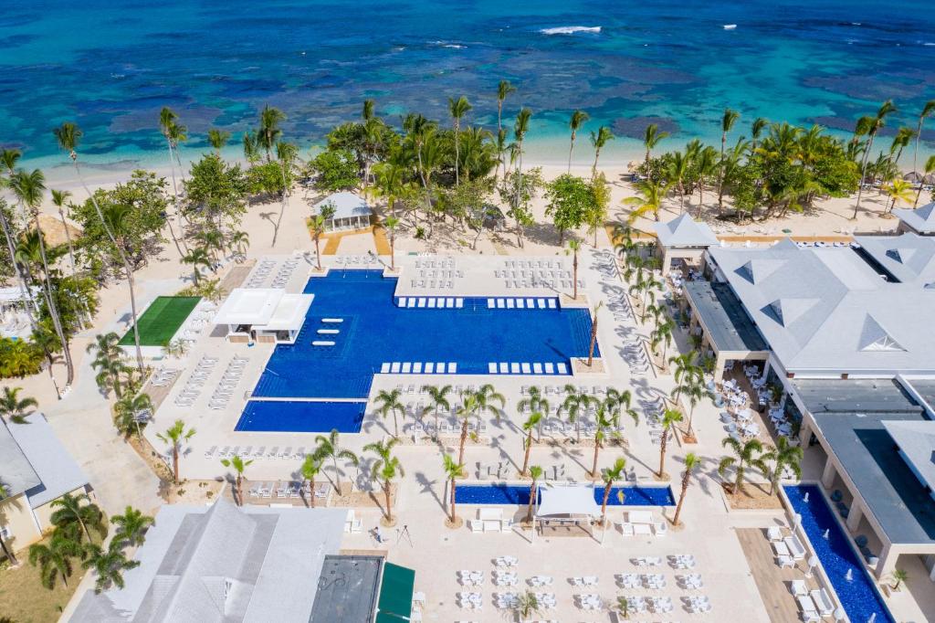 una vista aérea de la playa en el complejo Excelence punta cana en Bahia Principe Grand El Portillo - All Inclusive, en Las Terrenas