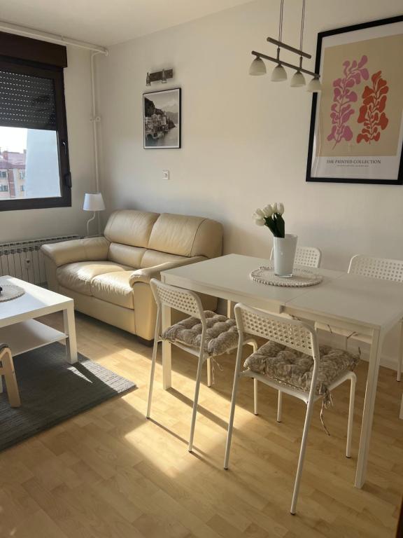 - un salon avec une table et un canapé dans l'établissement Rocco Apartment-FREE PARKING&WIFI, à Zagreb