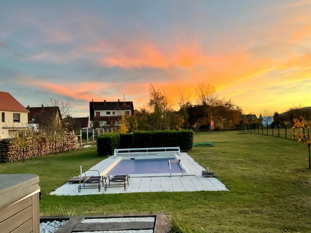 Bazén v ubytování Entre vignes et châteaux. nebo v jeho okolí