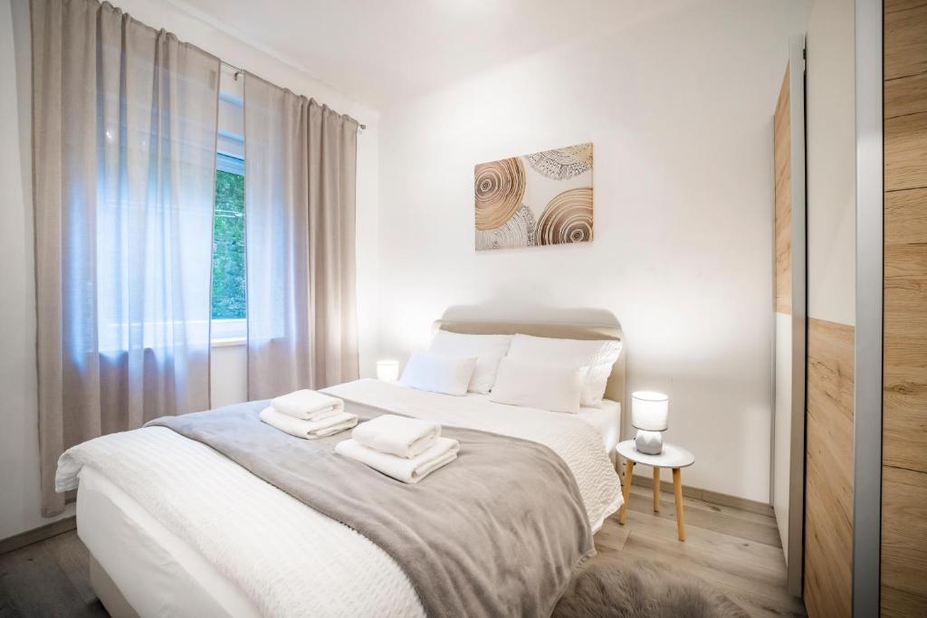 um quarto com uma cama com duas toalhas em Studio Apartman Lena em Rijeka