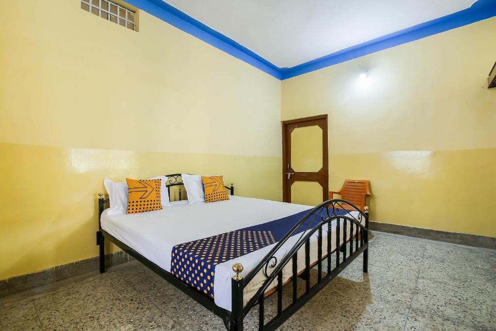 a bedroom with a bed with orange and blue pillows at SPOT ON Cherish Guest House in Rānchī