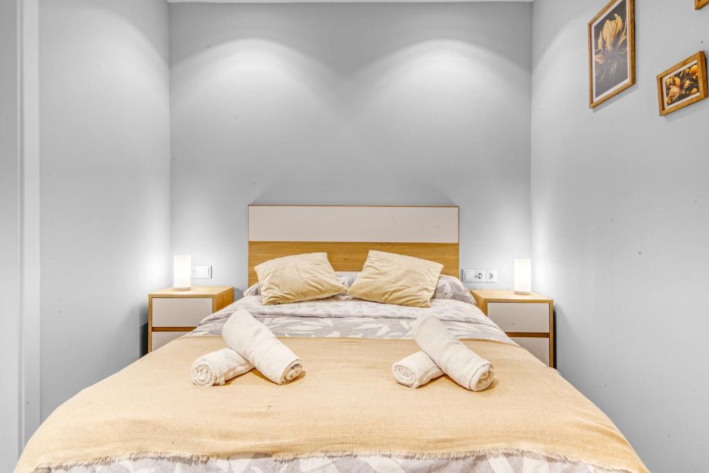 ein Schlafzimmer mit einem großen Bett mit zwei Kissen darauf in der Unterkunft Lovely & Modern flat in Heart of Castellón in Castellón de la Plana