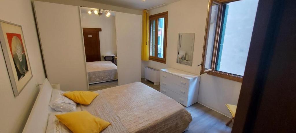 - une petite chambre avec 2 lits et un miroir dans l'établissement 10 minutes to the Train Station, à Venise