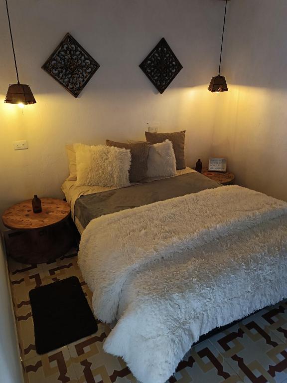 Postel nebo postele na pokoji v ubytování Hotel Marrokos Aeropuerto José María Córdova