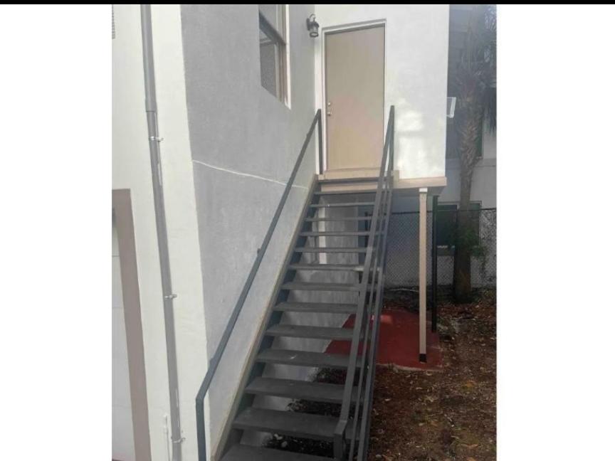 邁阿密的住宿－Guest house near Downtown Miami，楼梯通往带门的建筑