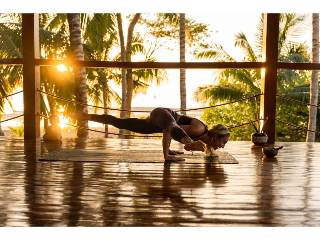 Una mujer haciendo una flexión en posición de yoga. en Catalina's Hideaway, en Santa Catalina