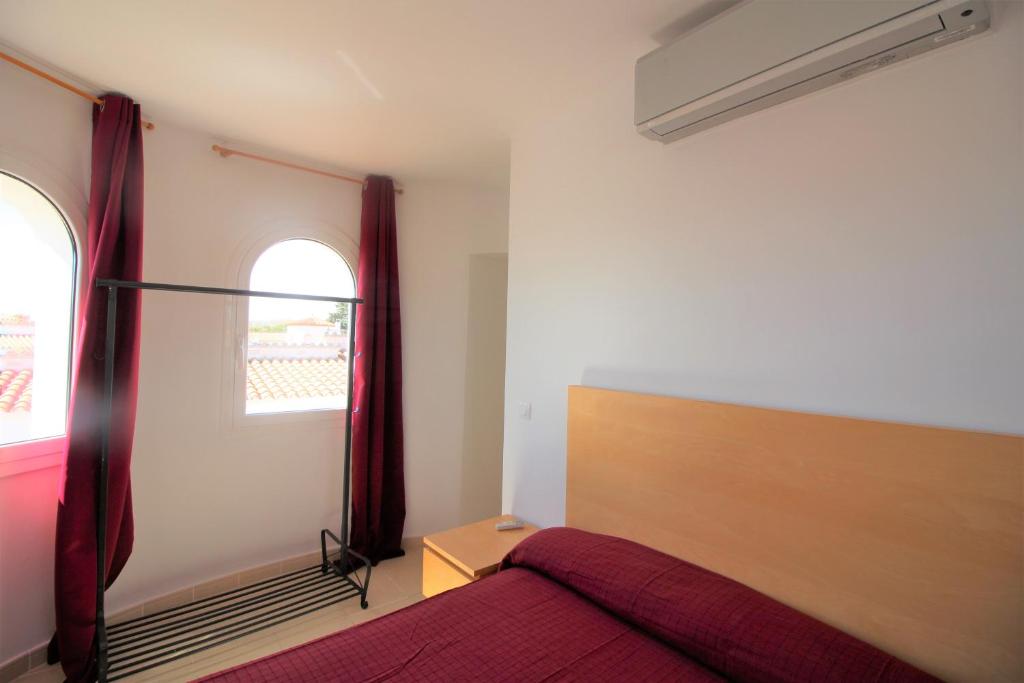Postel nebo postele na pokoji v ubytování Apart-rent Casa con piscina Alberes 0005