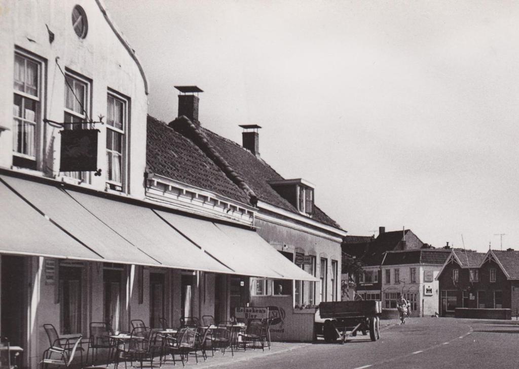 uma foto velha a preto e branco de uma rua com mesas e cadeiras em Hotel 1851 em Wijk bij Duurstede