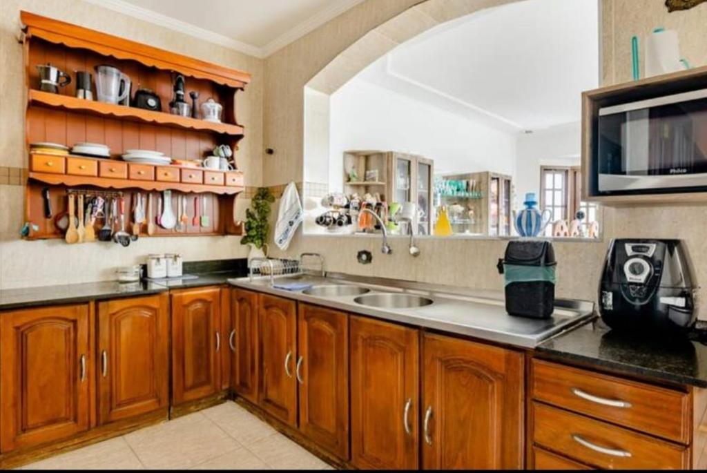 Kuchyň nebo kuchyňský kout v ubytování Quarto com / Bosque / Estoril / SJC
