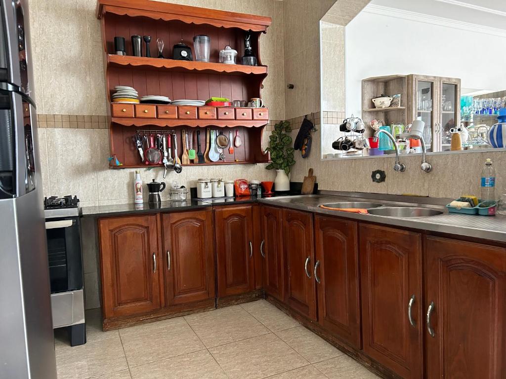 Kuchyň nebo kuchyňský kout v ubytování Quarto com / Bosque / Estoril / SJC