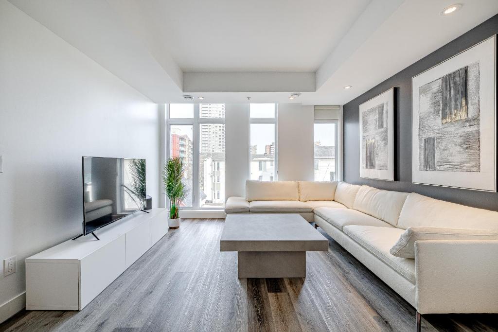 TV a/nebo společenská místnost v ubytování Westview Luxury Suites