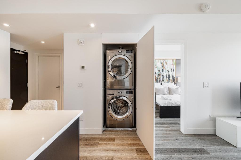 Postel nebo postele na pokoji v ubytování Westview Luxury Suites