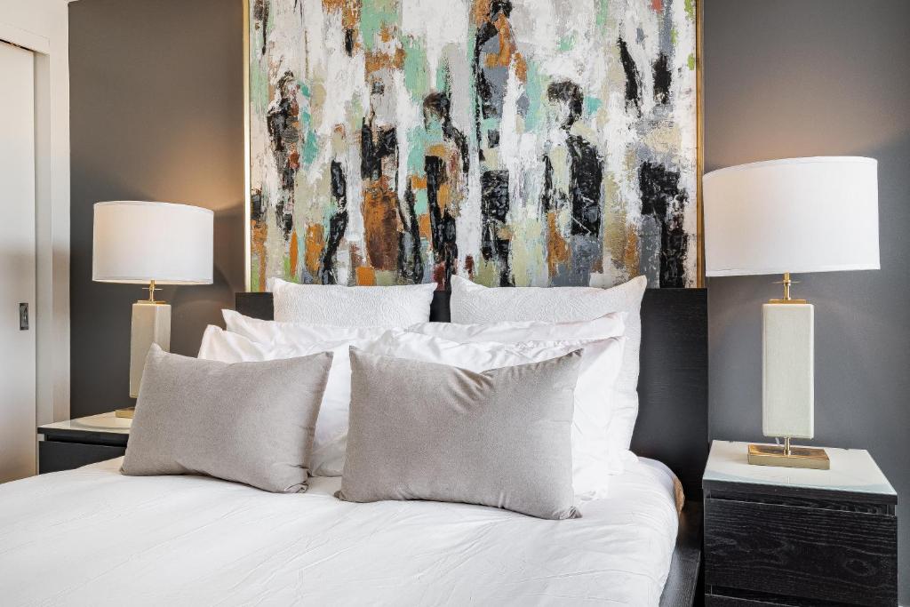 Postel nebo postele na pokoji v ubytování Westview Luxury Suites