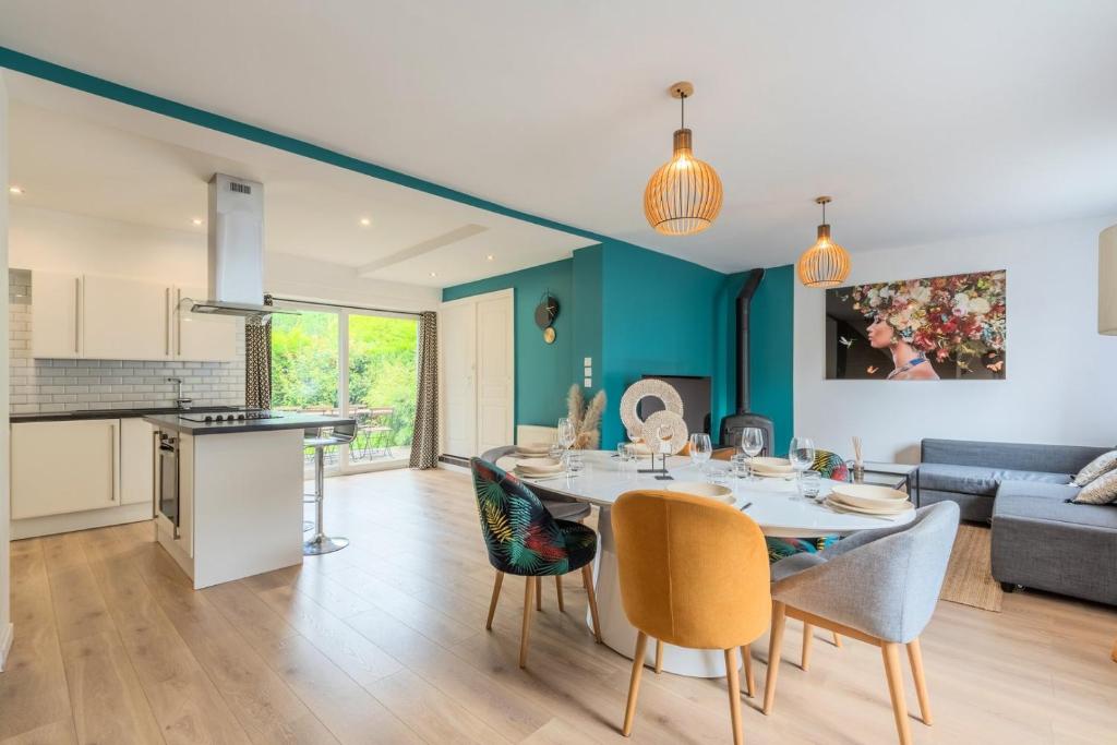 a kitchen and living room with a table and chairs at Wasquehal - maison 3 chambres in Wasquehal