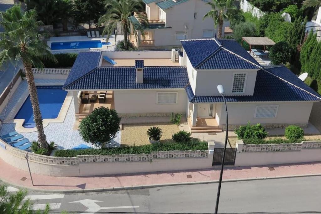- une vue aérienne sur une maison avec une piscine dans l'établissement Villa Número Uno, à El Campello