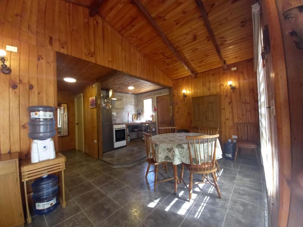 uma cozinha com mesa e cadeiras num quarto em Beolmuelodge em Olmué