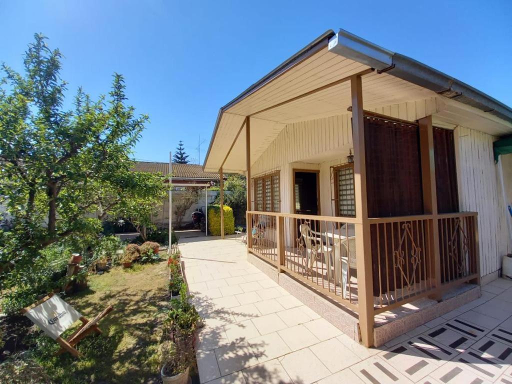 uma pequena casa com um alpendre e um deque em Beolmuelodge em Olmué