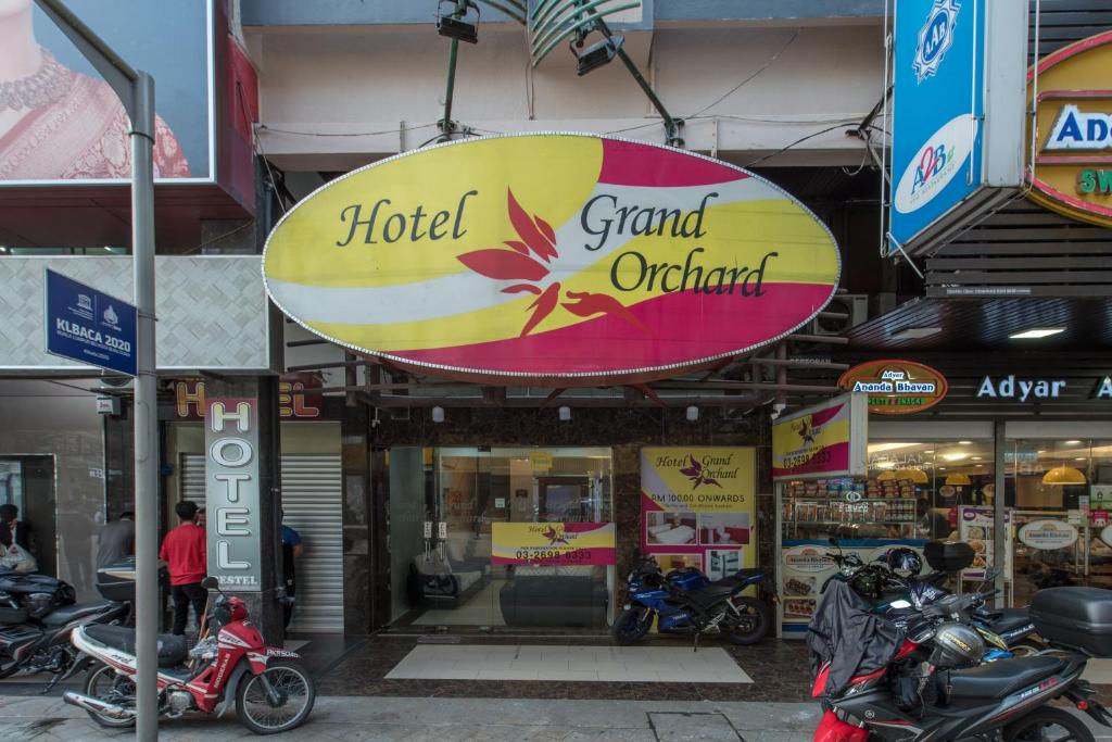 吉隆坡的住宿－Grand Orchard Hotel Premier，商店前的宏伟酒店标志