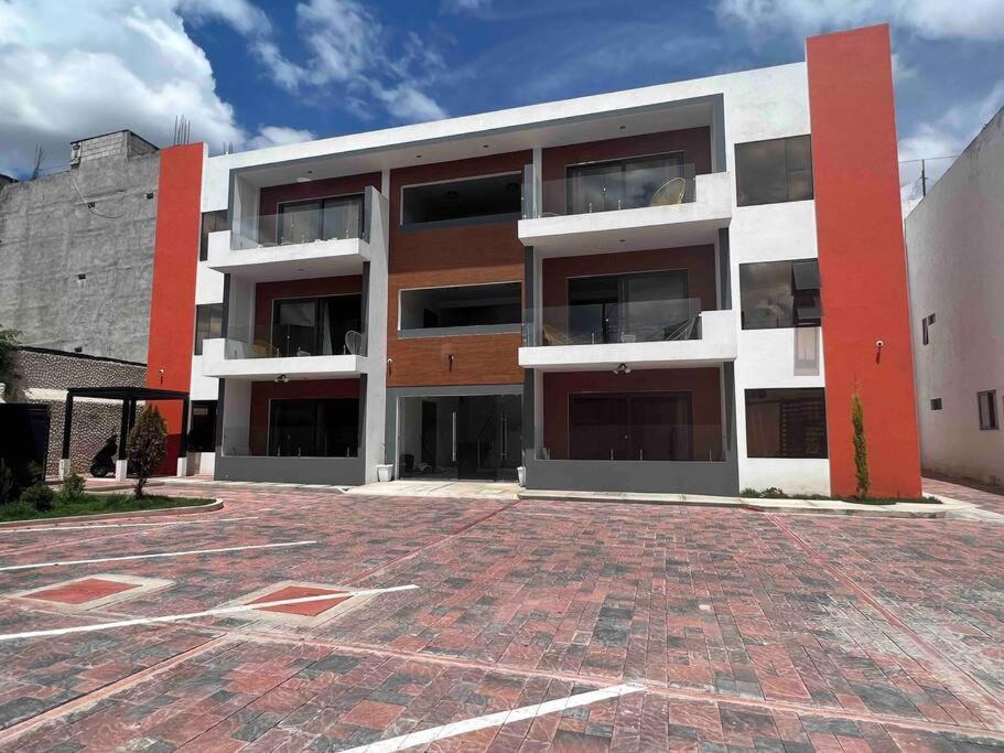 an empty parking lot in front of a building at Apartamento #10 Portal de Occidente in Quetzaltenango