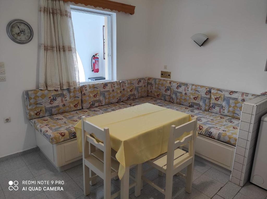 Posezení v ubytování ZERVOS STUDIOS AND APARTMENTS