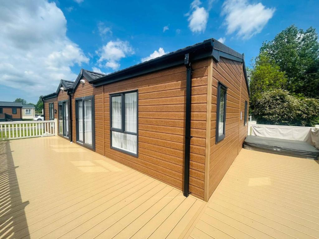 Waterside Retreat With Hot Tub - Lodge