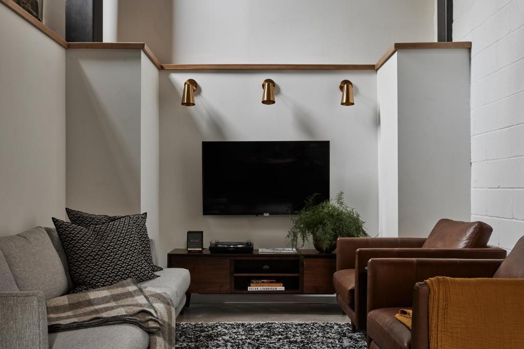TV a/nebo společenská místnost v ubytování The Smith Hotel