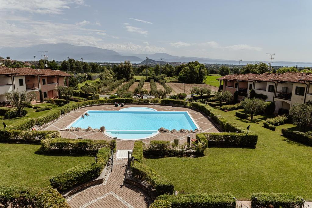 een luchtzicht op een tuin met een zwembad bij Casa Lisa in Polpenazze del Garda