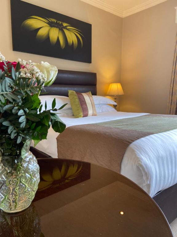 Postel nebo postele na pokoji v ubytování International Hotel Killarney