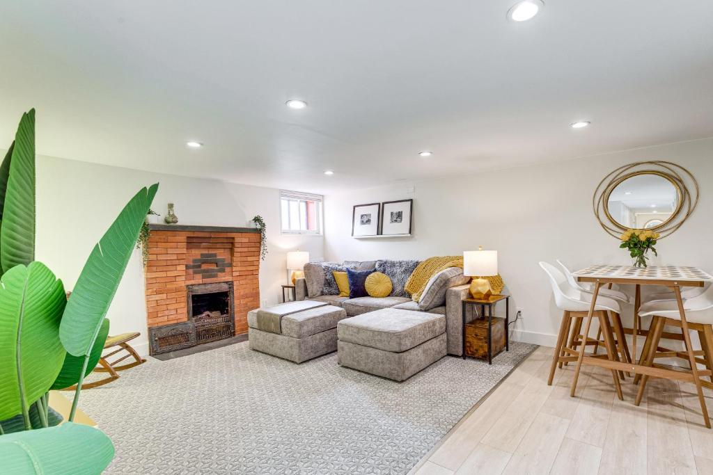 ein Wohnzimmer mit einem Sofa und einem Kamin in der Unterkunft Stylish Pet-Friendly Denver Gem, 2 Mi to Downtown! in Denver