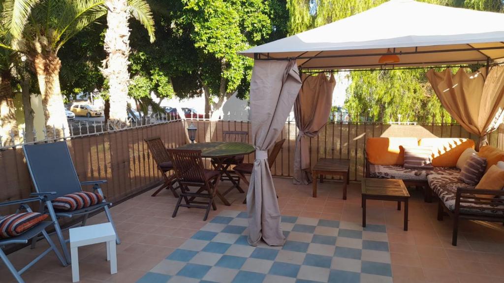 een patio met een tafel en een prieel bij Casa Panorámica in Maspalomas