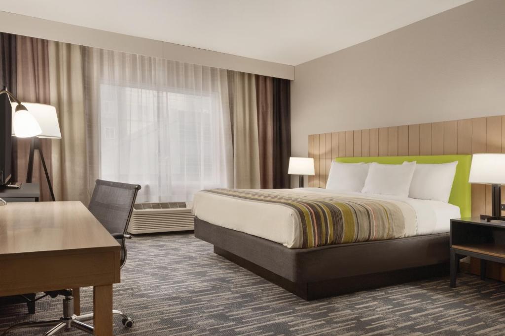 Country Inn & Suites by Radisson, Oklahoma City - Bricktown, OK - Salle Royale Avec Douche Enroulée - Accès Aux Invalidité / Non Tabagique