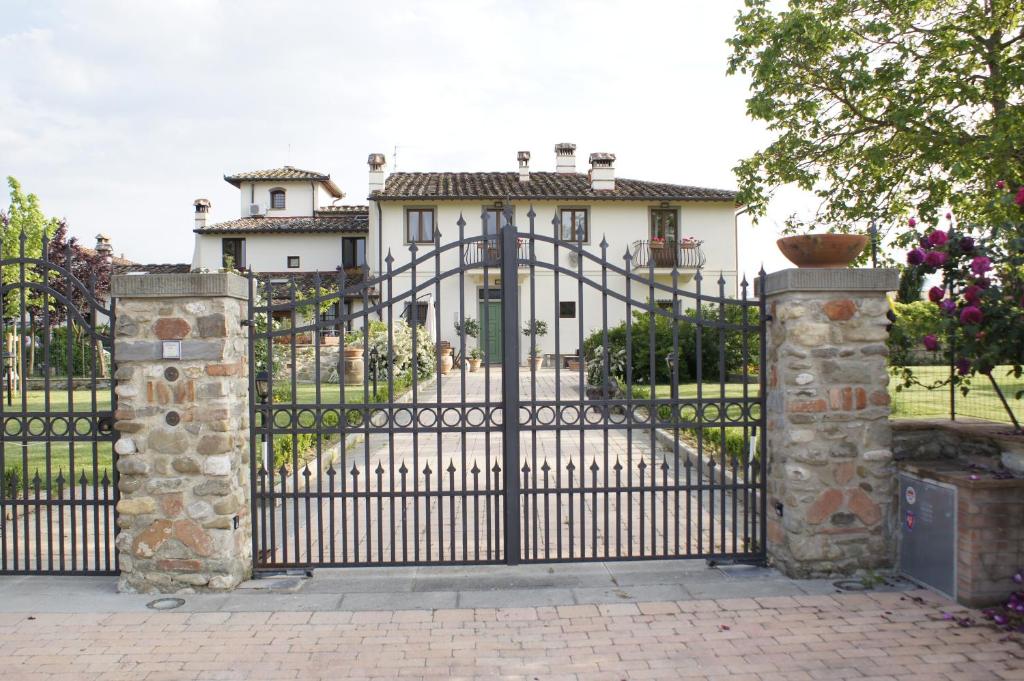 un portail en fer devant une maison dans l'établissement La Corte di Ronzano, à Scarperia
