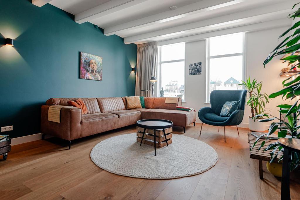 阿姆斯特爾芬的住宿－Luxurious Family Home Amstelveen，客厅配有沙发和桌子
