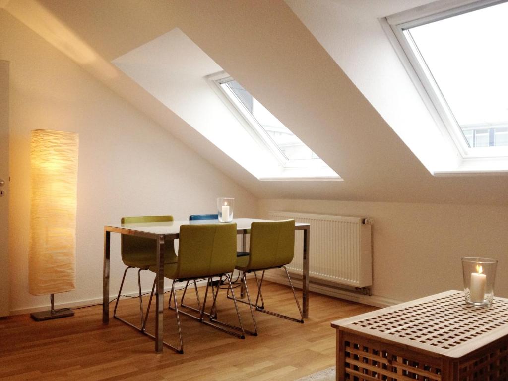a dining room with a table and a skylight at Ferienwohnung Dörrie im Zentrum in Münster