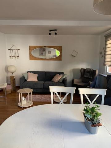 伊爾基希格拉芬斯塔登的住宿－la Maison d'à coté，客厅配有沙发和桌子