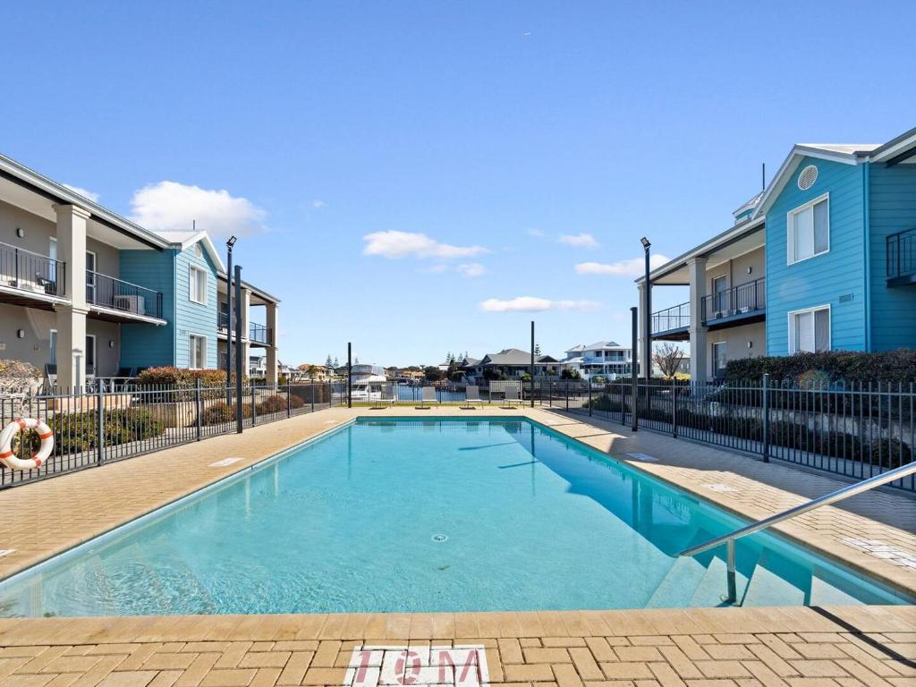 una piscina di fronte ad alcuni edifici di appartamenti di Self contained Resort Apartment 2PAX a Mandurah