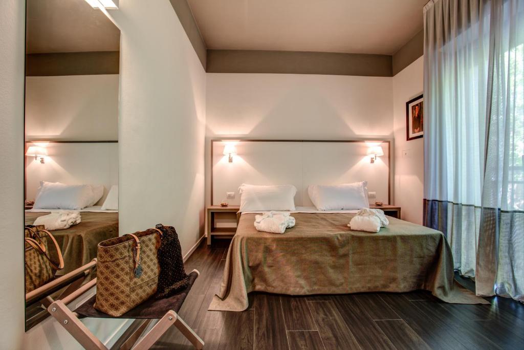 Łóżko lub łóżka w pokoju w obiekcie Hotel Cristallo