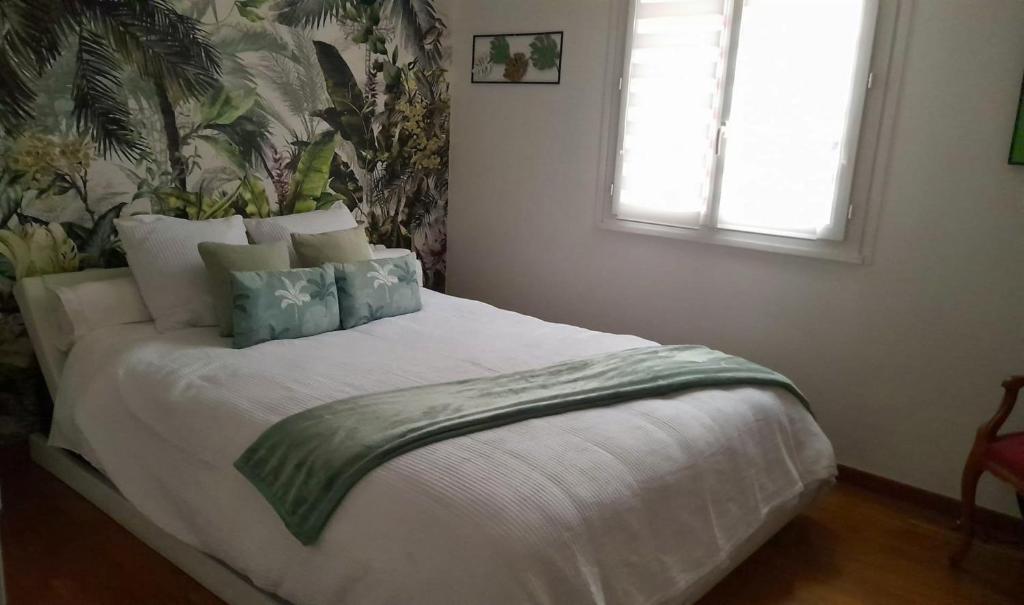 een slaapkamer met een bed met witte lakens en kussens bij Maison de 3 chambres avec jardin clos et wifi a Champcueil in Champcueil