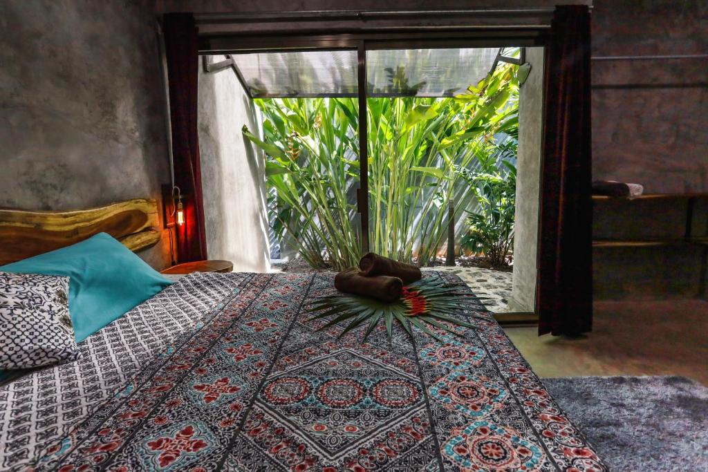 Un dormitorio con una cama con un osito de peluche. en Beunavista Villas, en Buenavista