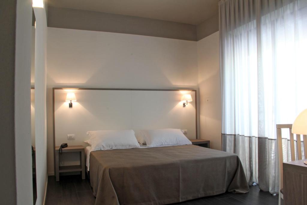 Łóżko lub łóżka w pokoju w obiekcie Hotel Cristallo