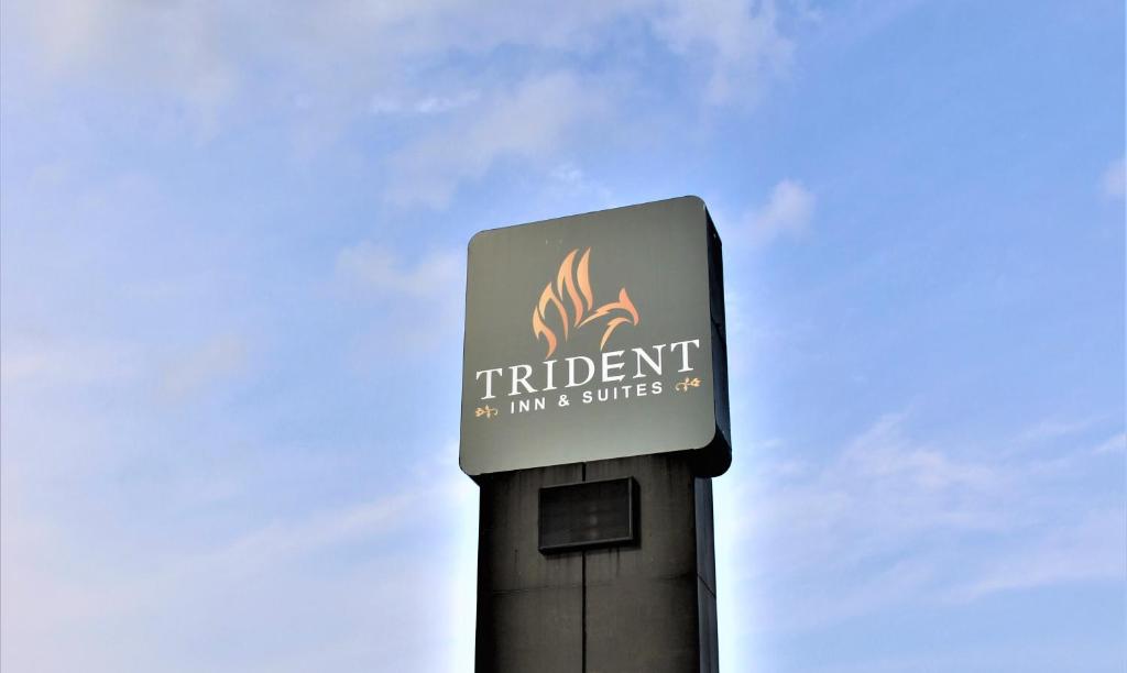 um sinal para um restaurante em cima de um poste em Trident Inn & Suites New Orleans em Nova Orleães